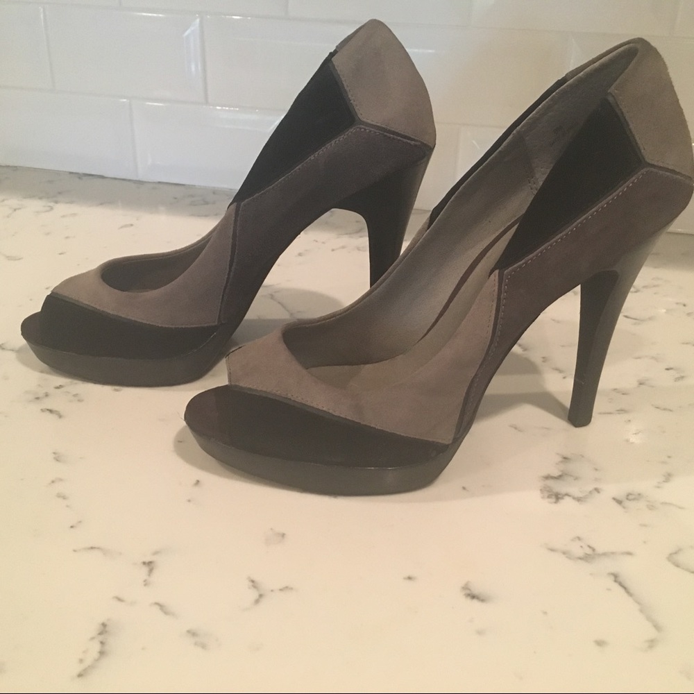 Grey/Black suede pumps